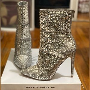 Steve Madden; Size 7; Fits more like 6.5;